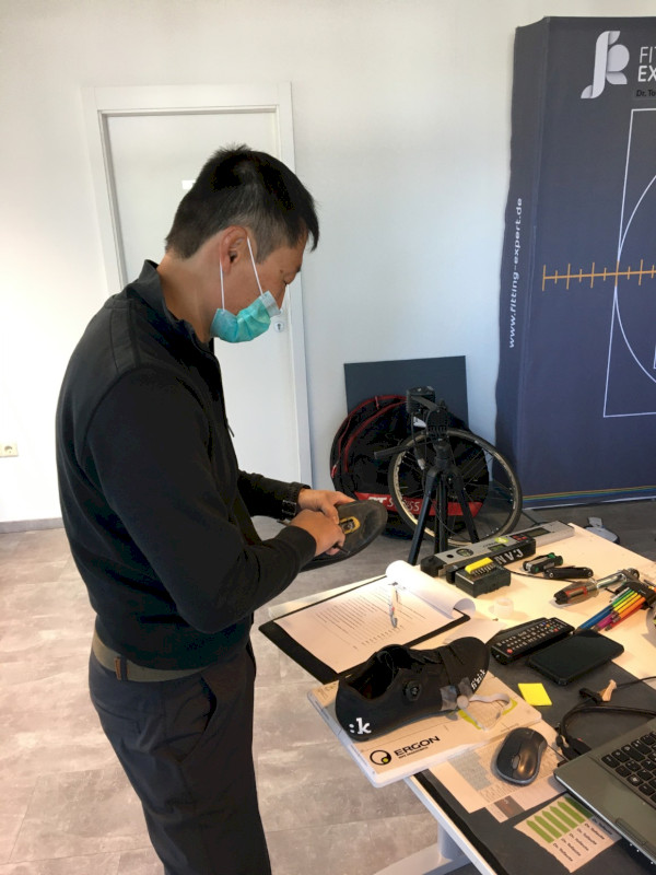 Kim bei der Einstellung der Cleats und bei der Einstellung des Lenkers