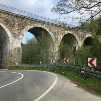 Aussicht auf die alte Viadukt Bahnbrücke am Vennradweg in der Nähe von Monschau